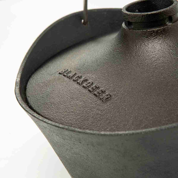 Litoželezni lonec s pokrovom in stojalom