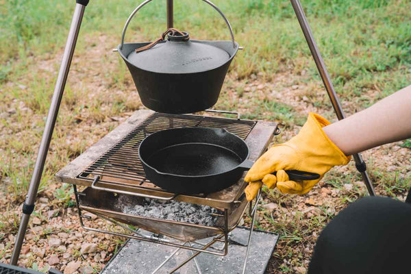 Litoželezni lonec s pokrovom in stojalom