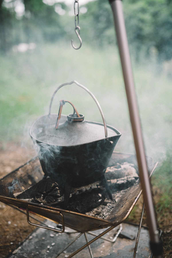 Litoželezni lonec s pokrovom in stojalom