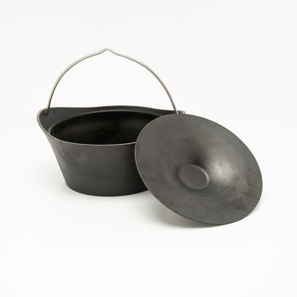 Litoželezni lonec s pokrovom in stojalom